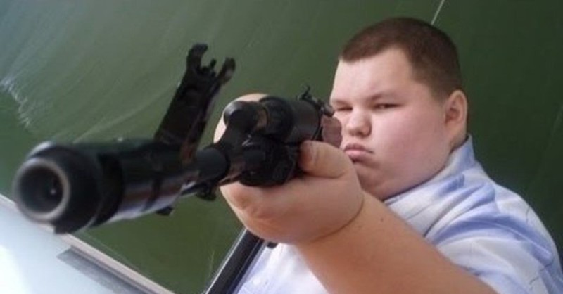 Создать мем: мальчик, опасные школьники с оружием, курчанов с пистолетом злой мем