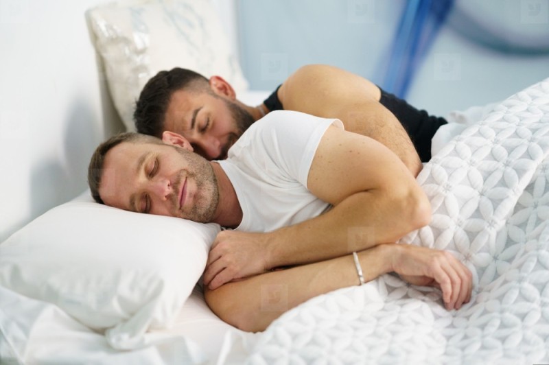 Создать мем: два парня спят, гомосексуальная пара в постели