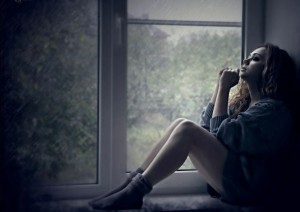 Создать мем: женская грусть, грустная девушка у окна, сидит на окне
