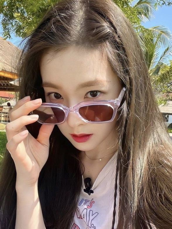 Create meme: round sunglasses, sunglasses are fashionable, red velvet irene