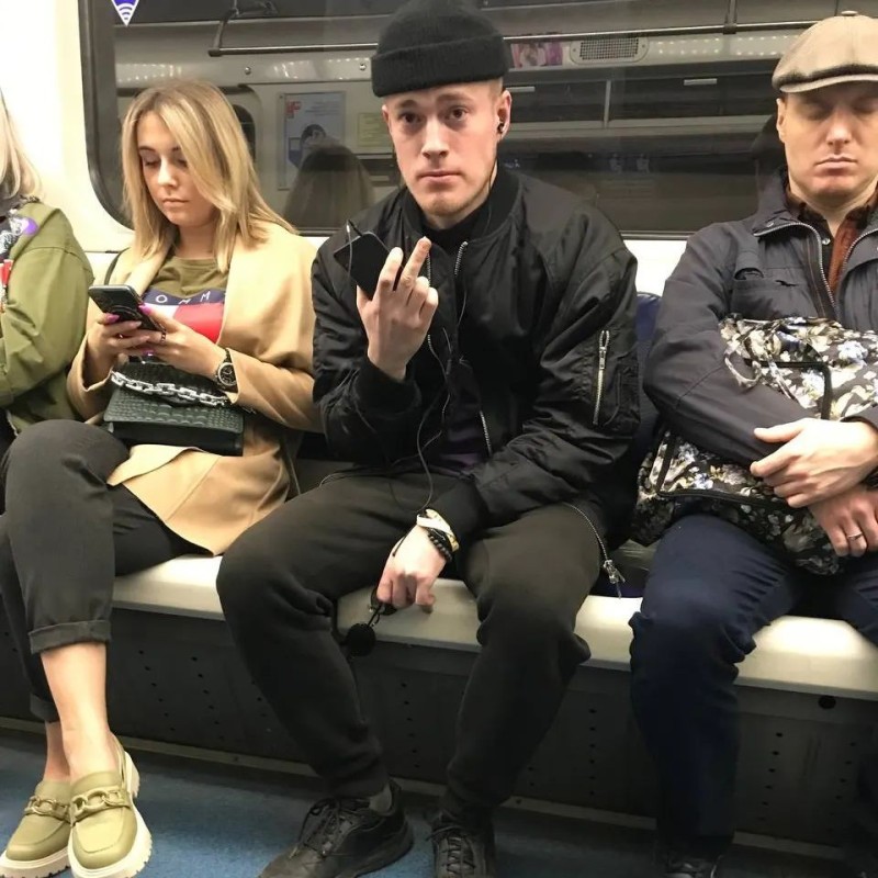 Создать мем: человек в метро, модные люди, человек