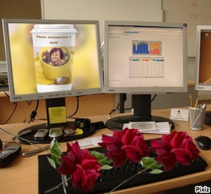 Создать мем: розы на компьютерном столе, экран