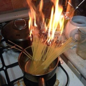 Создать мем: ужин, горелые макароны, спагетти