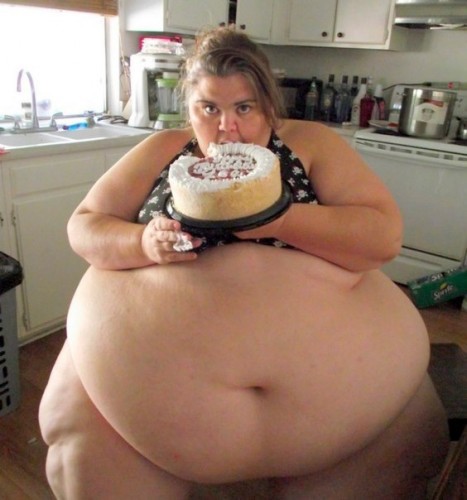 Создать мем: жирные женщины жрут, толстуха с тортом, толстая женщина с тортиком