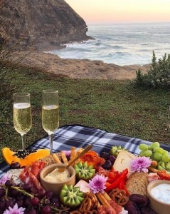 Создать мем: пикник на берегу моря, романтический ужин, романтический обед
