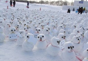 Создать мем: снеговик, много снеговиков, прикольные снеговики