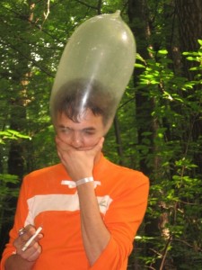 Создать мем: одел презерватив на голову, человек, надутый презерватив на голове