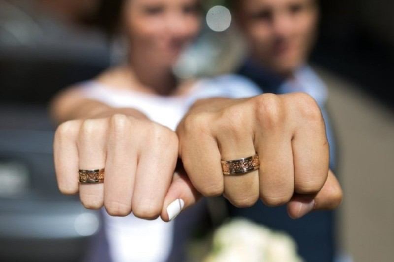 Create meme: wedding rings, wedding rings are paired on the hands, wedding rings on the hands