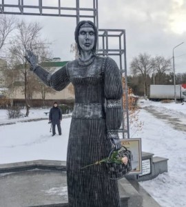 Создать мем: нововоронежск памятник аленке, воронежская аленка памятник, памятник аленке в селе новая аленовка