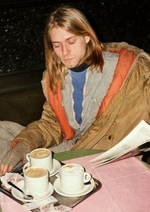 Создать мем: nirvana kurt cobain, kurt cobain rome 1989, курт кобейн пьет кофе