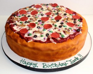 Создать мем: торт из пиццы на день рождения, торт в форме пиццы, пицца торт на день рождения