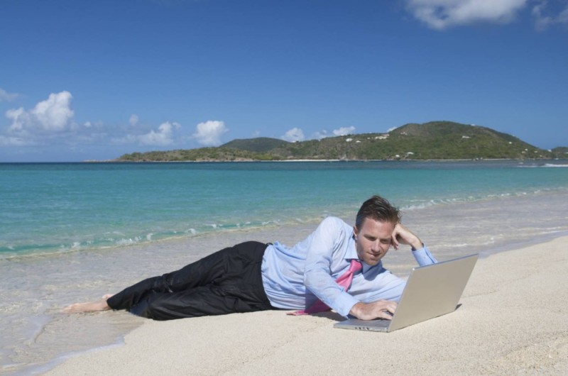 Создать мем: работа в отпуске, человек с ноутбуком на пляже, менеджер в отпуске