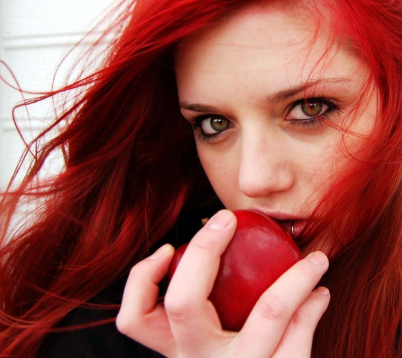 Создать мем: красные волосы, рыжие волосы девушки, рубиновый цвет волос