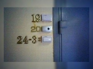 Создать мем: дверь квартиры, дизайнерские таблички, номер на дверь квартиры