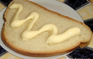 Создать мем: шарлотка на сметане, бутерброд с маслом и яйцом картинки, жирный бутерброд с майонезом