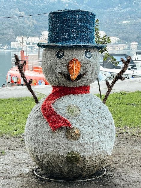 Создать мем: snowman snowman, снеговик в мишуре, snowman