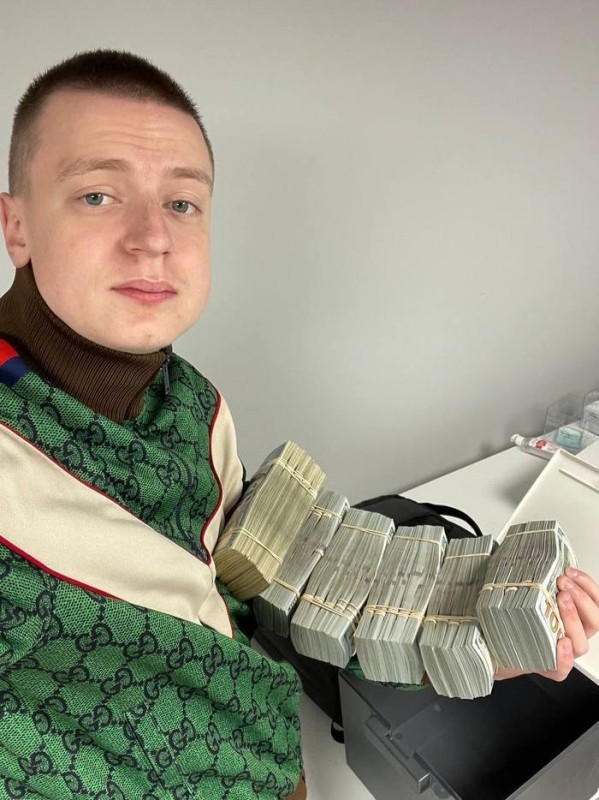 Create meme: Andrey Mellstroy, mellstroyblogger Andrey Burim, Melstroy with a wad of money