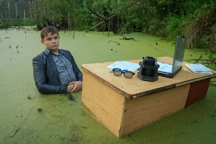 Создать мем: школьник в болоте, парень в болоте мем, пацан в болоте
