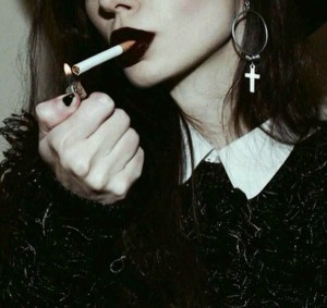 Курящих девушек с длинным маникюром (56 фото)