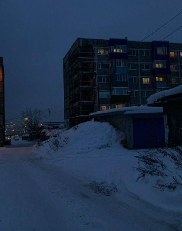 Создать мем: мончегорск зимой, двор ночью, зима в мурманске