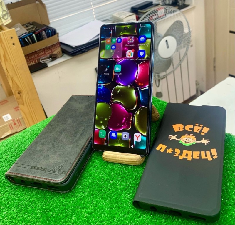 Создать мем: смартфон, samsung galaxy s 10, чехол samsung galaxy fold 4