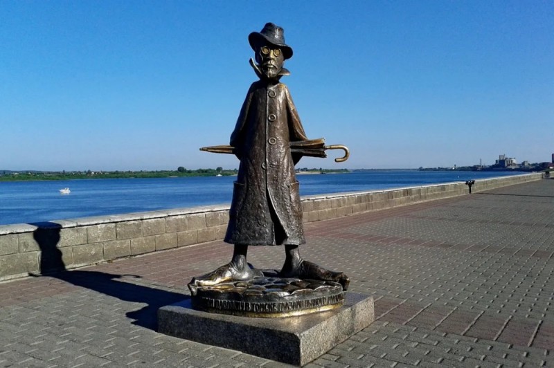 Create meme: monument to Chekhov in Tomsk on the embankment, monument to Chekhov Tomsk, monument to chekhov