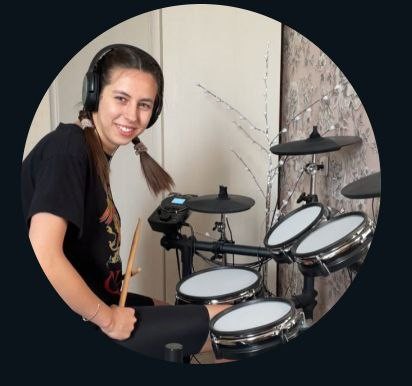 Создать мем: барабаны, барабаны девушка, игра на барабанах