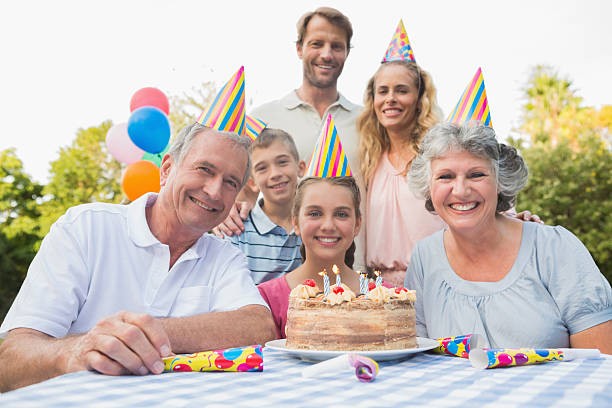 Создать мем: семейная, день рождения семьи, празднование дня рождения в семье