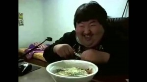 Создать мем: толстый кореец ест, кореец ест и смеется, смешные фото корейцев