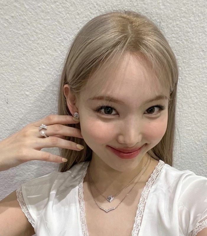 Create meme: Naen from twice 2022 pop, twice nayeon, girl 