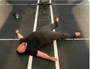 Создать мем: эрик давидыч приседает, лежит на полу, спорт