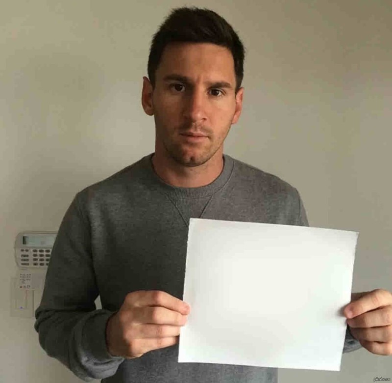 Create meme: lionel Messi with a leaflet, Ronaldo holds a piece of paper, screenshot 