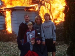 Создать мем: мем сгорел дом, горящий дом, фото пожарных на фоне пожара