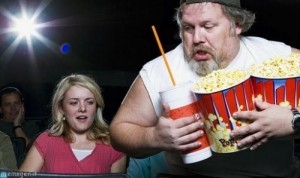 Создать мем: попкорн мем, комментарии уже начались, мужик с попкорном в кинотеатре