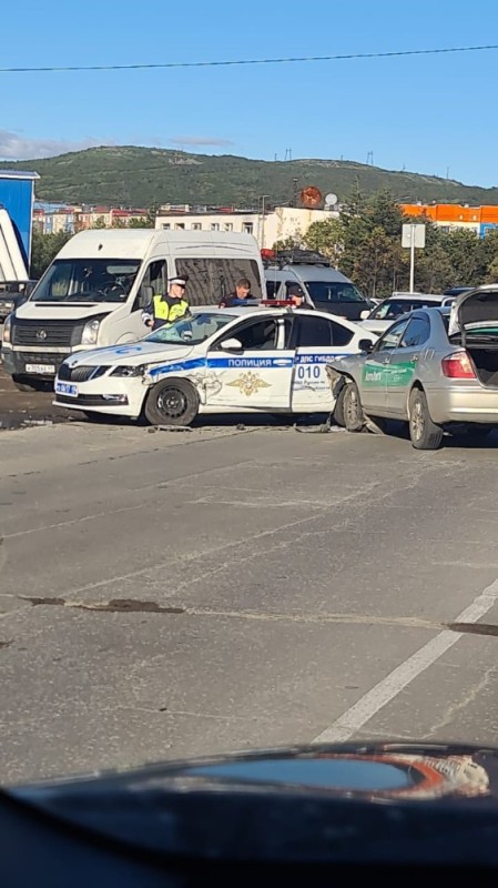 Создать мем: полицейский автомобиль, гибдд, полицейский