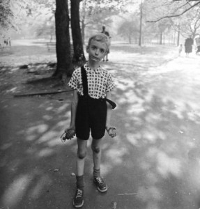 Создать мем: мальчик с гранатой, диана арбус, diane arbus