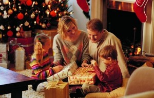 Создать мем: семья на рождество, рождество в англии семья, празднование нового года дома
