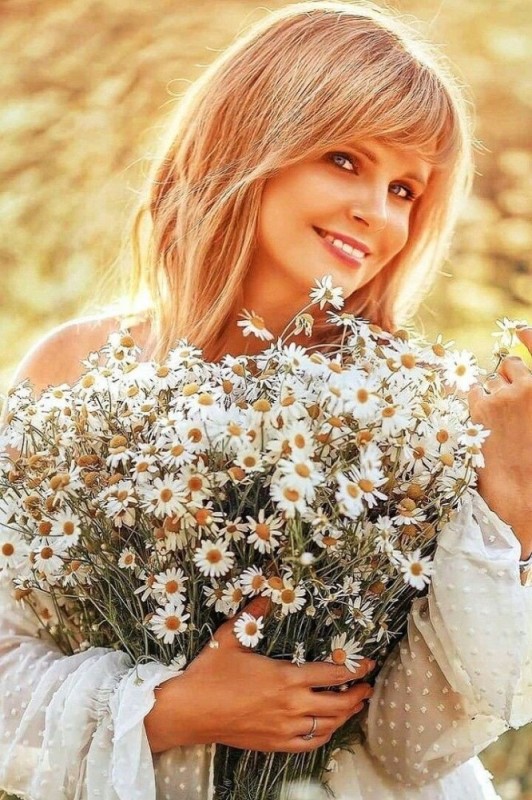 Create meme: Chamomile field and a girl, the woman with daisies, field chamomile