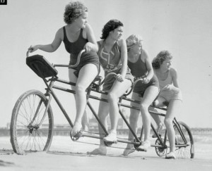 Создать мем: женский велосипед, старинный велосипед, черно белый велосипед
