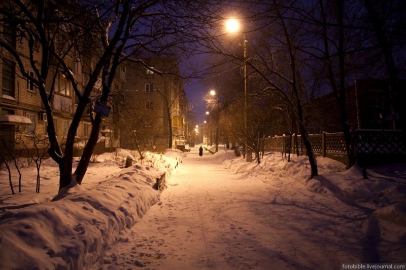 Создать мем: улица зимой, зимний вечер, двор зимой