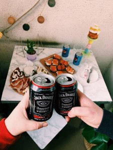 Создать мем: джек дэниэлс с колой в банке, cola, кола