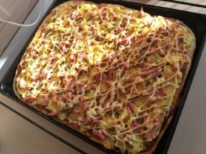 Create meme: photos of homemade pizza, homemade pizza on baking tray photo, pizza