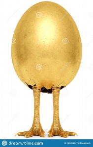 Создать мем: яйцо курицы, яйцо с ножками, курица с золотыми яйцами