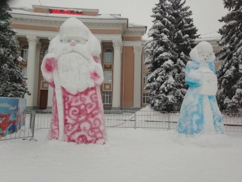 Создать мем: фигура деда мороза, снежные фигуры деда мороза и снегурочки, снежные фигуры дед мороз и снегурочка