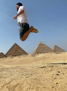 Создать мем: пирамида хеопса, человек, достопримечательности в египте