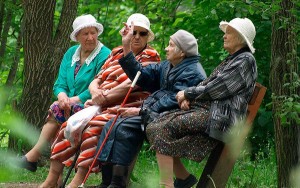 Создать мем: бабушки на лавочке, бабушки на скамейке, бабки
