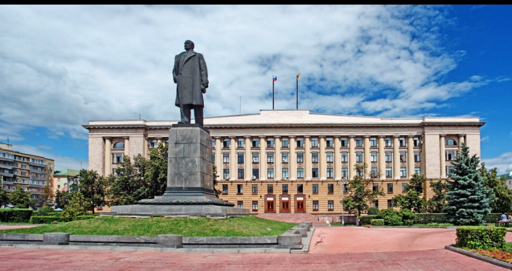 Площадь пензы. В здание нами памятник Ленину. Площадь Ленина Мем.