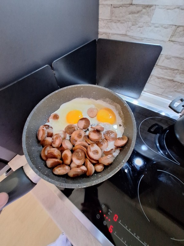 Создать мем: обед ужин, жареные яйца, завтрак яичница