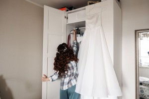 Создать мем: свадебное платье на плечиках в квартире, прячется в шкафу, мода платья