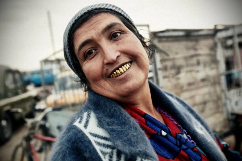 Create meme: Gypsies , Gypsies with gold teeth